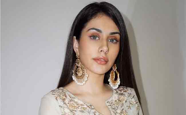 Warina Hussain Husband, Age, Height, Biography, Religion, And Net Worth